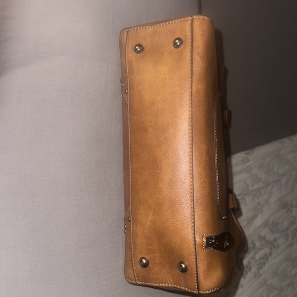 Brown leather bag used only a few days needed something larger - Picture 6 of 8